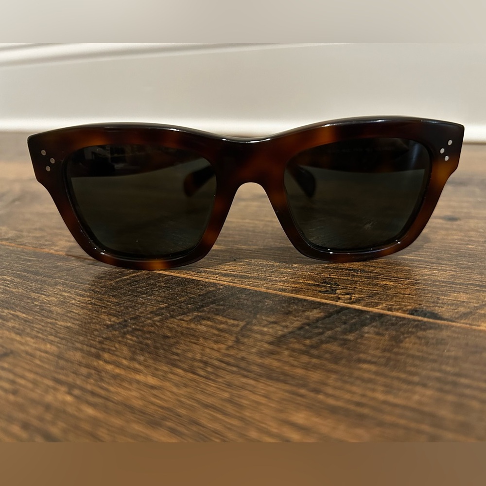Polarized Sunglasses CL 41732 in tortoise. Lenses with a solid tint of green.